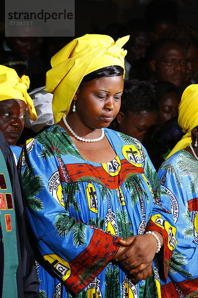 Betende Frau beim Sonntagsgottesdienst  Bamenda  Kamerun  Afrika