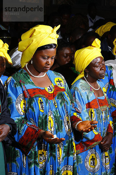 Betende Frauen beim Sonntagsgottesdienst  Bamenda  Kamerun  Afrika