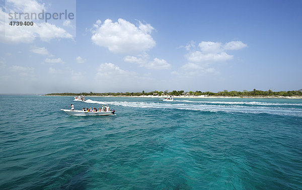 Touristenboote vor der Insel Catalina  Dominikanische Republik  Karibik