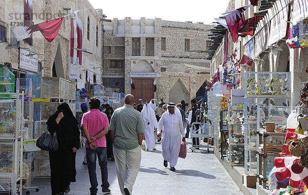 Tiermarkt im Souq al Waqif  ältester Souq  Bazar  des Landes  Doha  Emirat Katar  Qatar  arabische Halbinsel  Persischer Golf  Naher Osten  Asien