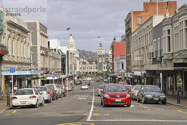 Stuart Street  hinten historische Railway Station  Dunedin  Südinsel  Neuseeland