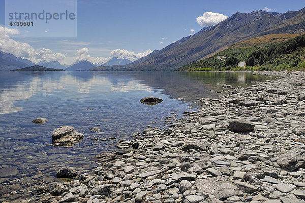 Lake Wakatipu bei Queenstown mit Blick auf den Mount Aspiring Nationalpark  Südinsel  Neuseeland