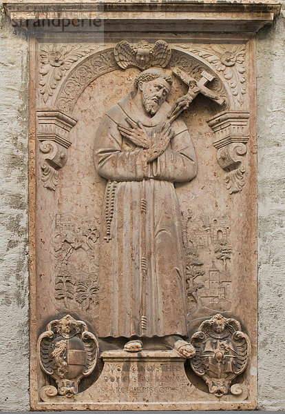 Relief Franziskus von Assisi  mit Inschrift und Wappen von Erzbischof Wolf Dietrich von Raitenau  Franziskanerkloster  Salzburg  UNESCO Weltkulturerbe  Österreich  Europa