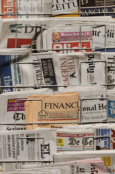 Zeitungsständer  Zeitungen  internationale Presse