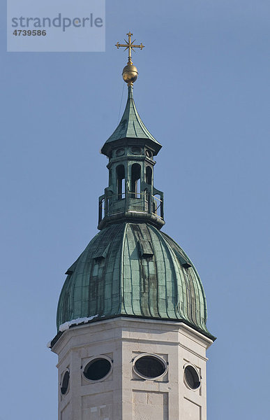 Einer der beiden 79 m hohen Domtürme  Westfassade Dom Salzburg  UNESCO Weltkulturerbe  Österreich  Europa