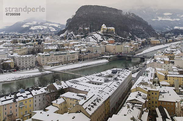 Blick vom Mönchsberg auf das winterliche rechte Salzachufer mit Kapuzinerberg und Kapuzinerkloster  Unesco Weltkulturerbe  Salzburg  Österreich  Europa