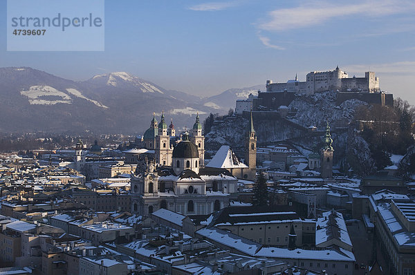 Stimmungsvoller Blick auf die winterliche Altstadt Salzburg  UNESCO Weltkulturerbe  Universität  Dom und Festung  Österreich  Europa
