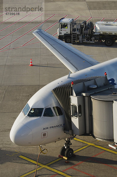 Flugzeug der Air France mit Gangway  dahinter Tankfahrzeug  Airport Düsseldorf International  Nordrhein-Westfalen  Deutschland  Europa