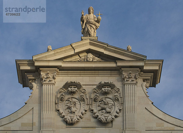 Abendlicht erhellt Christus Salvator  Giebel Westfassade Salzburger Dom  darunter Wappen von Markus Sittikus und Paris Lodron  Untersberger Marmor  Salzburg  UNESCO Weltkulturerbe  Österreich  Europa