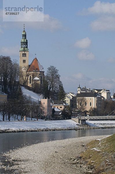 Blick vom Salzachufer nach Mülln  winterliche Müllner Kirche am Rand des Mönchbergs  Salzburg  UNESCO Weltkulturerbe  Österreich  Europa