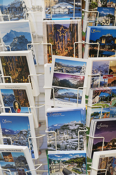Postkarten bunt gefächert auf einem Verkaufsständer  Salzburg  Österreich  Europa