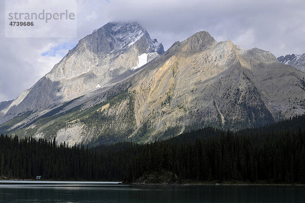 Maligne Lake  dahinter Mount Paul  Maligne Valley  Jasper National Park Nationalpark  Canadian Rocky Mountains  Alberta  Kanada