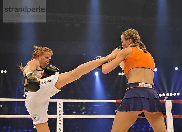 Kickboxen Weltmeisterin Dr. Christine THEISS  GER  rechts  vs Paola CAPUCCI  ITA  links