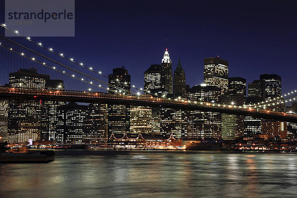 Die Skyline von New York City  aufgenommen von den Brooklyn Heights  New York  USA