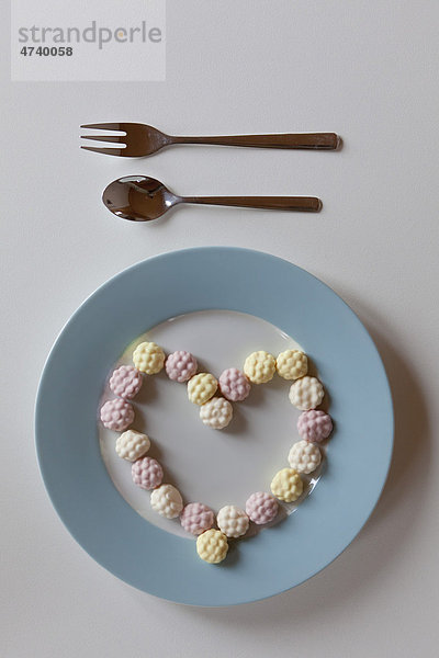 Teller mit Süßigkeiten  die ein Herz formen