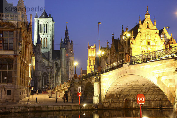 St. Michielsbrug über den Fluss Leie  Blick auf die Altstadt mit St. Nikolauskirche  Sint-Niklaaskerk und dahinter der Belfried  Stadtturm  Gent  Ostflandern  Belgien  Europa