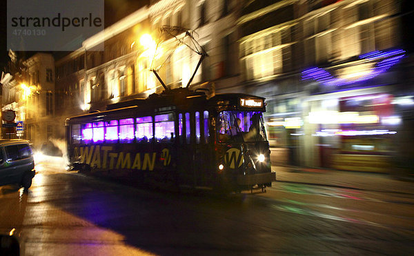 Straßenbahn  Wattman  beleuchtet während der Fahrt die Umgebung mit buntem Licht  Lichtfestival Gent  Ostflandern  Belgien  Europa