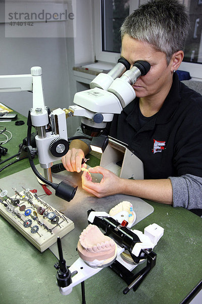 Zahntechnisches Labor  Herstellung von Zahnersatz durch einen Meisterbetrieb  Arbeiten an einer Zahnbrücke unter einem Stereomikroskop