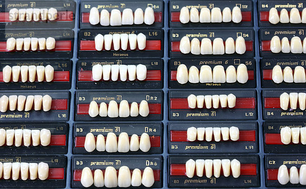 Zahntechnisches Labor  Herstellung von Zahnersatz durch einen Meisterbetrieb  Farbmuster  konfektionierte Frontzähne