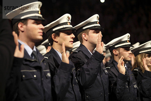 Vereidigung von 1100 Kommissaranwärterinnen und Kommissaranwärtern der Polizei NRW  Jahrgang 2010  in der Grugahalle in Essen  Nordrhein-Westfalen  Deutschland  Europa