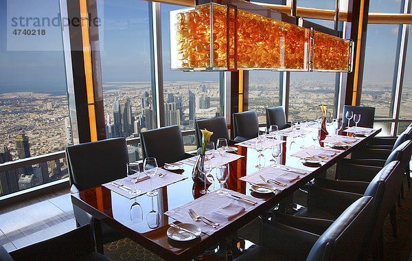 Restaurant Atmosphere  höchstes Restaurant der Welt  im 122. Stockwerk  422 Meter hoch  im Burj Khalifa  Dubai  Vereinigte Arabische Emirate  Naher Osten