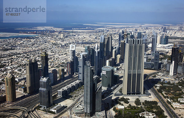 Hochhäuser an der Sheikh Zayed Road  Hauptverkehrsachse und eines der Zentren in Dubai  Vereinigte Arabische Emirate  Naher Osten