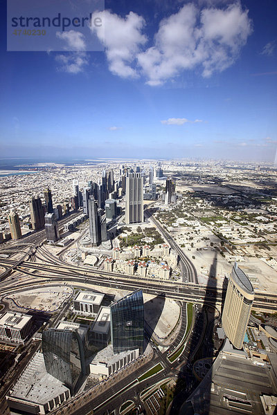 Hochhäuser an der Sheikh Zayed Road  Hauptverkehrsachse und eines der Zentren in Dubai  Vereinigte Arabische Emirate  Naher Osten