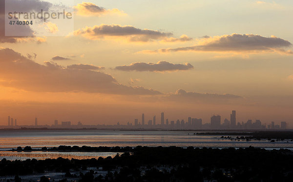 Skyline des Stadtzentrums von Abu Dhabi  Vereinigte Arabische Emirate  Naher Osten