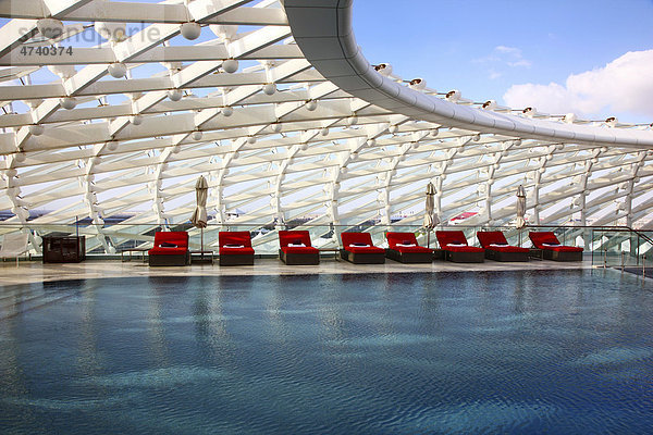 Hotel-Pool auf dem Dach des Yas-Hotel auf Yas Island  futuristisches Luxushotel inmitten der Formel 1 Rennstrecke von Abu Dhabi  Vereinigte Arabische Emirate  Naher Osten