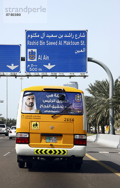 Schulbus mit dem Bild von Muhammad bin Raschid Al Maktum  dem Herrscher des Emirat Dubai  hier auf einer Autobahn in Abu Dhabi  Vereinigte Arabische Emirate  Naher Osten