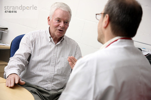 Mann  Senior  Anfang 70  bei einem Gespräch mit seinem Hausarzt