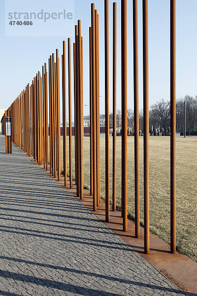 Markierung des Mauerverlaufs  Gedenkstätte Berliner Mauer  Berlin  Deutschland  Europa