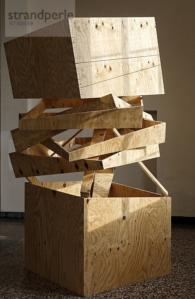 Holzskulptur aus Kisten  Ausstellung von Studentenarbeiten  Kunstakademie Düsseldorf  Nordrhein-Westfalen  Deutschland  Europa