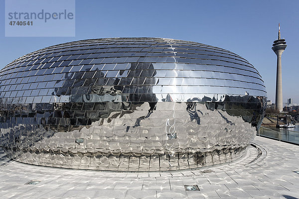 Pebbles  futuristische 360-Grad-Bar des Hotels Hyatt  an der Hafenspitze  Medienhafen  Düsseldorf  Nordrhein-Westfalen  Deutschland  Europa