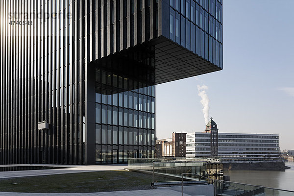 Bürohochhaus an der Hafenspitze  Blick auf Plange-Mühle  Medienhafen  Düsseldorf  Nordrhein-Westfalen  Deutschland  Europa