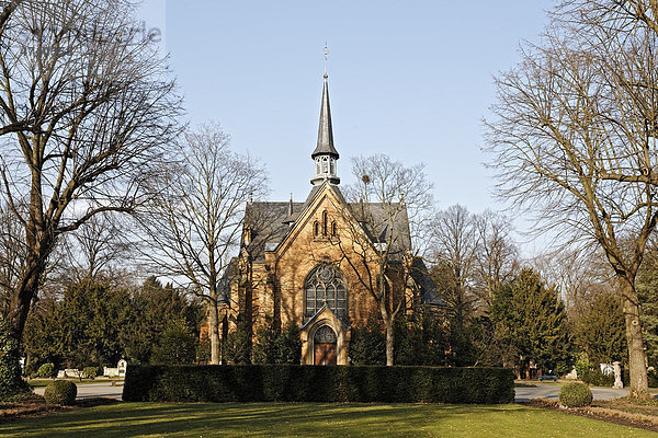 Friedhofskapelle in neugotischem Stil  Nordfriedhof Düsseldorf  Nordrhein-Westfalen  Deutschland  Europa