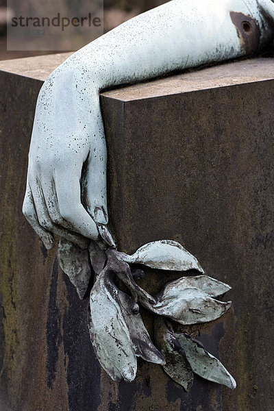 Schlaffe Hand mit gesenktem Lorbeerzweig  Skulptur einer trauernden Frau  historisches Grabdenkmal  Nordfriedhof  Düsseldorf  Nordrhein-Westfalen  Deutschland  Europa