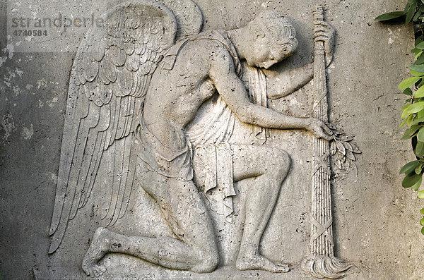 Trauernder Engel mit nach unten gesenkter Fackel  klassizistisches Grabrelief von Arno Breker  Nordfriedhof  Düsseldorf  Nordrhein-Westfalen  Deutschland  Europa