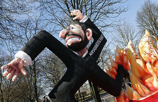 Iranischer Präsident Ahmadinedschad in Hakenkreuzform  PappmachÈfigur  satirischer Mottowagen Rosenmontagszug 2011  Düsseldorf  Nordrhein-Westfalen  Deutschland  Europa