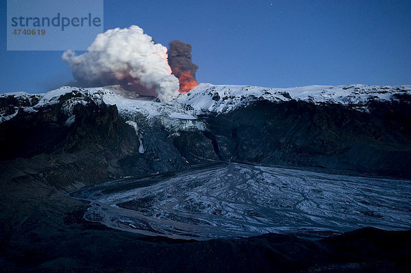 Aschewolke des Eyjafjallajökull  Dampfwolke des Lavastroms im Gigjökull  Gletscherzunge  und Austrittstelle der vorhergehenden Flutwelle  Gigjökull  Island  Europa