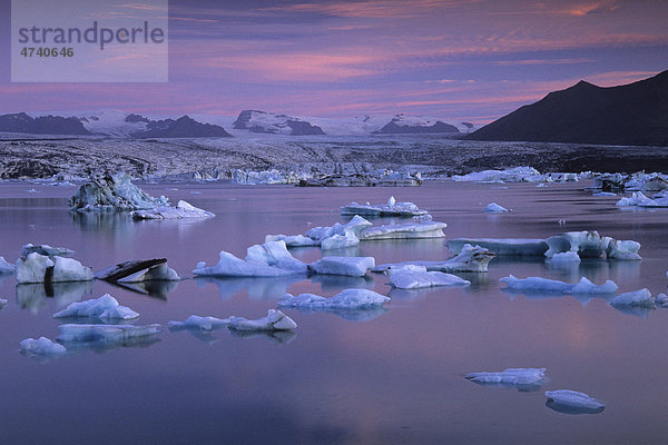 Mittsommernacht an der Gletscherlagune Jökuls·rlÛn  Südisland  Island  Europa