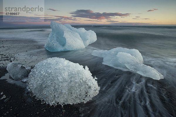 Eisblöcke am Strand bei Jökuls·rlÛn  Brei_amerkursandur  Südisland  Island  Europa