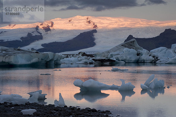 Die Gletscherlagune Jökuls·rlÛn und der Gletscher Vatnajökull  Brei_amerkursandur  Südisland  Island  Europa