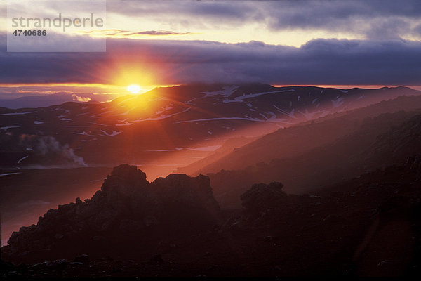 Sonnenuntergang auf dem Berg Hrafntinnusker  Laugavegur Wanderweg  Naturschutzgebiet Fjallabak  Hochland  Island  Europa