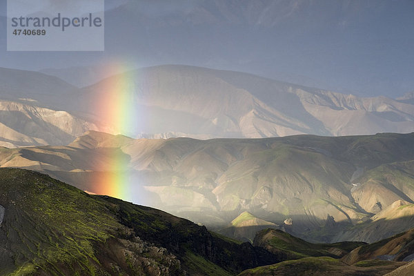 Regenbogensegment über den Rhyolitbergen bei Landmannalaugar  Hrafntinnusker  Laugavegur Wanderweg  Naturschutzgebiet Fjallabak  Hochland  Island  Europa