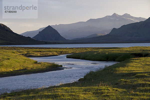 Ausblick vom Campingplatz bei der Hütte ¡lftavatn auf den See ¡lftavatn  Laugavegur Wanderweg  Hochland  Island  Europa