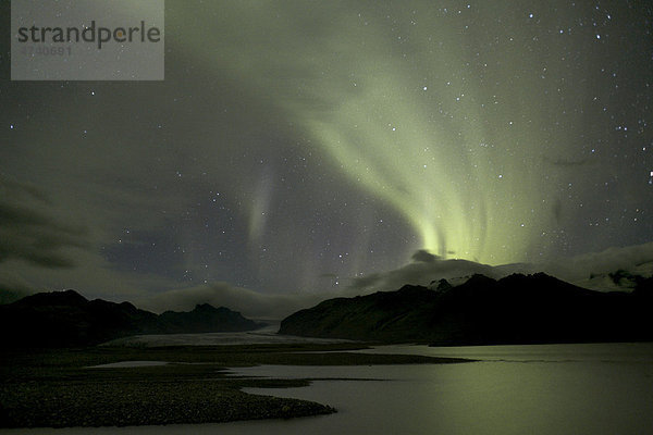 Nordlichter (Aurora borealis) über dem Skaftafellsjökull und dem Fluss Skaftafells·  Skaftafell  Nationalpark Vatnajökull  Südisland  Island  Europa