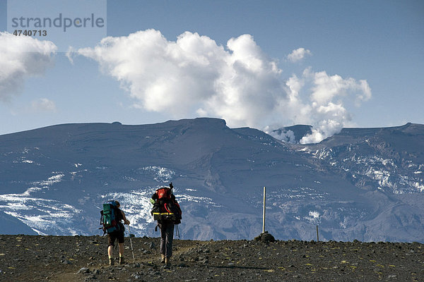 Laugavegur Wanderweg  Wanderer  Krater des Eyjafjallajökull  Emstrur  Hochland  Island  Europa