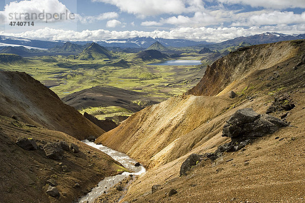 Blick von den Rhyolitbergen Jökultungur zum See ¡lftavatn  Laugavegur Wanderweg  Naturschutzgebiet Fjallabak  Hochland  Island  Europa