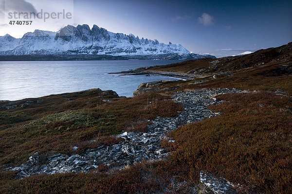 Blick auf KvÊnangstindan von der Insel Spildra  Troms  Norwegen  Europa